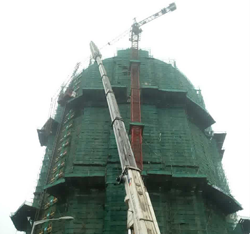张家川吊车在工地上作业